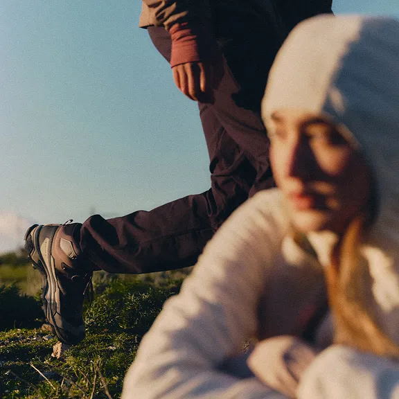 Zwei Personen in Outdoor-Kleidung beim Wandern in der Natur.
