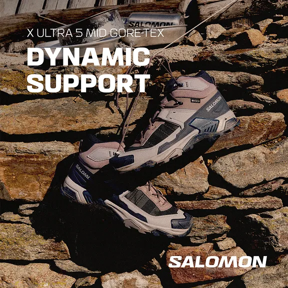 Salomon X Ultra 5 Mid Gore-Tex Wanderschuhe auf Steinmauer.
